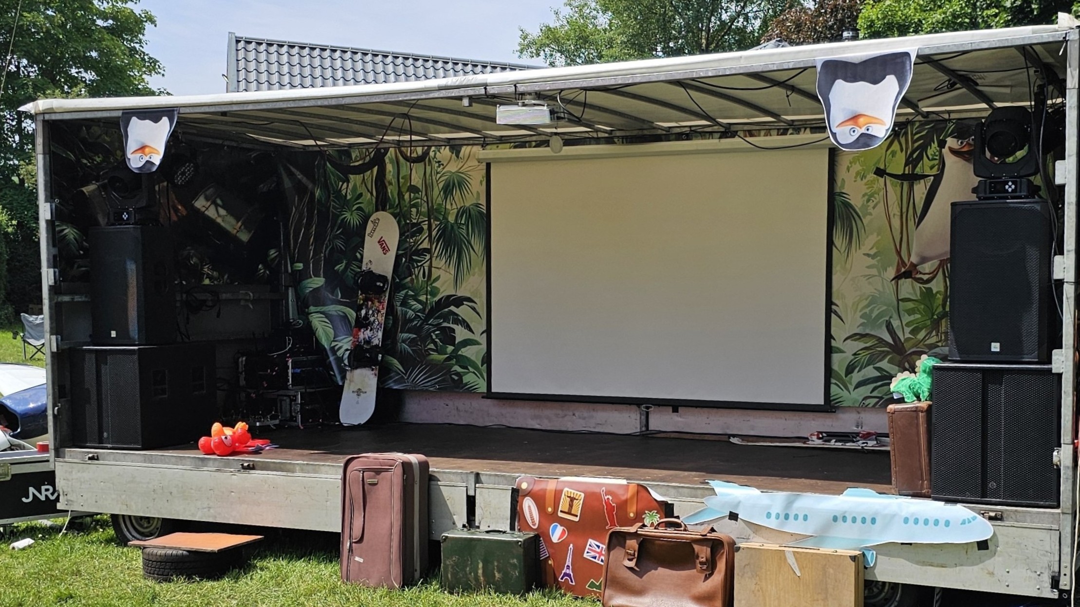 Showcase met podium, speakers en videoprojectie