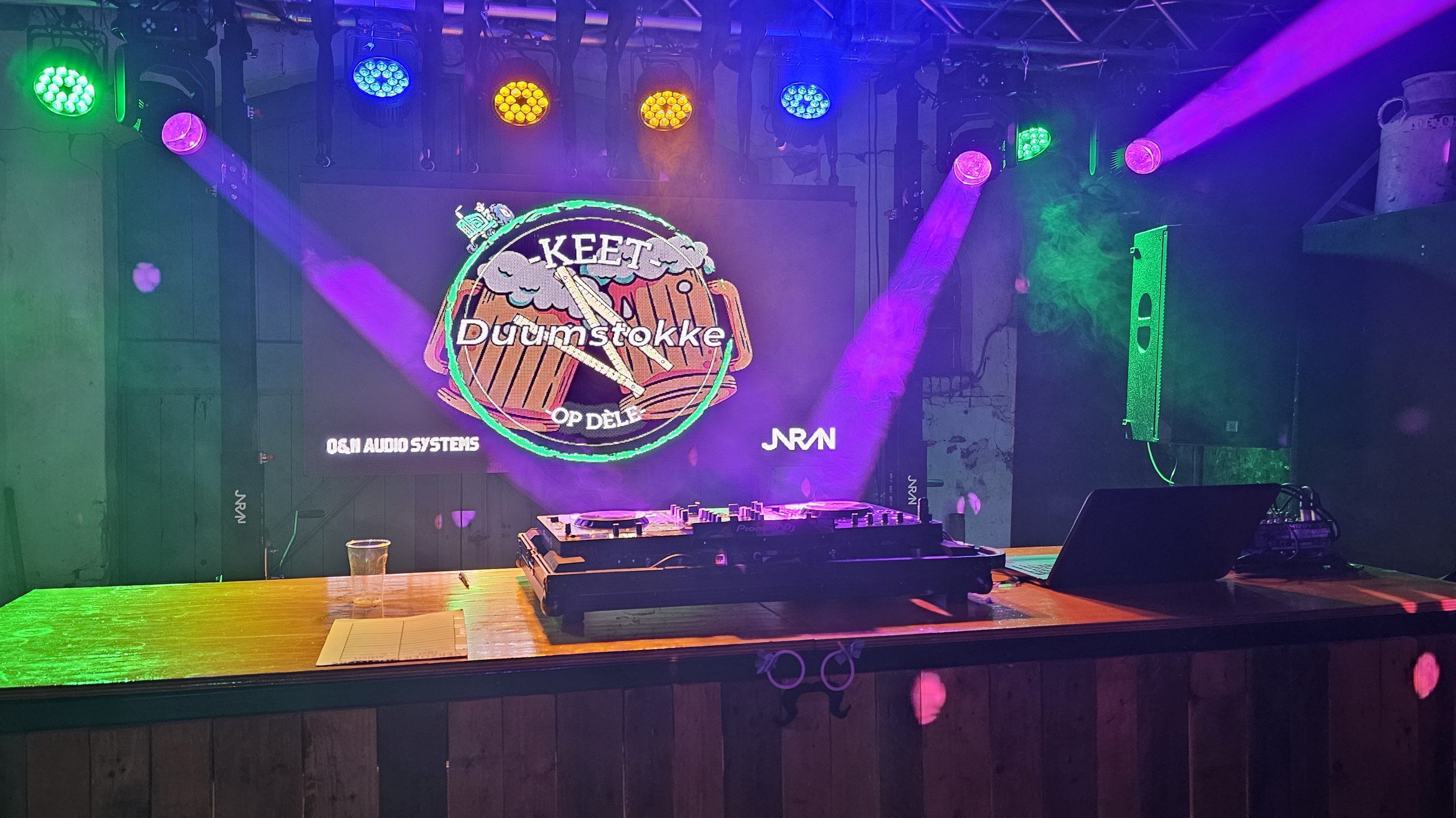 Showcase van licht en geluid in een clubachtige setting